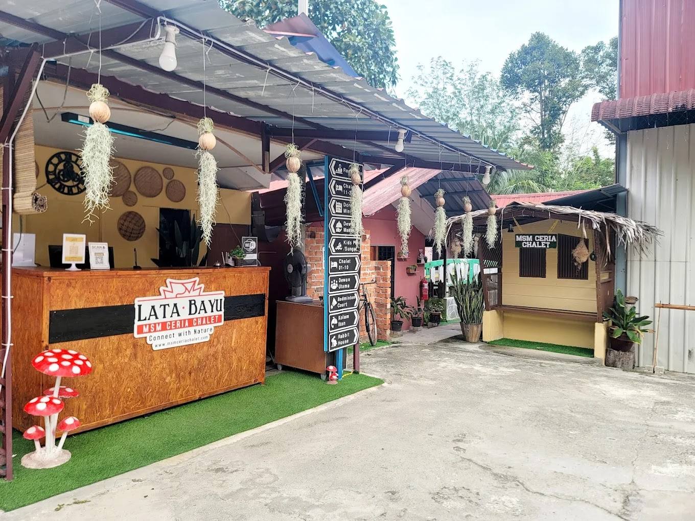 Kaunter penerimaan dan pintu masuk MSM Ceria Chalet, Lata Bayu